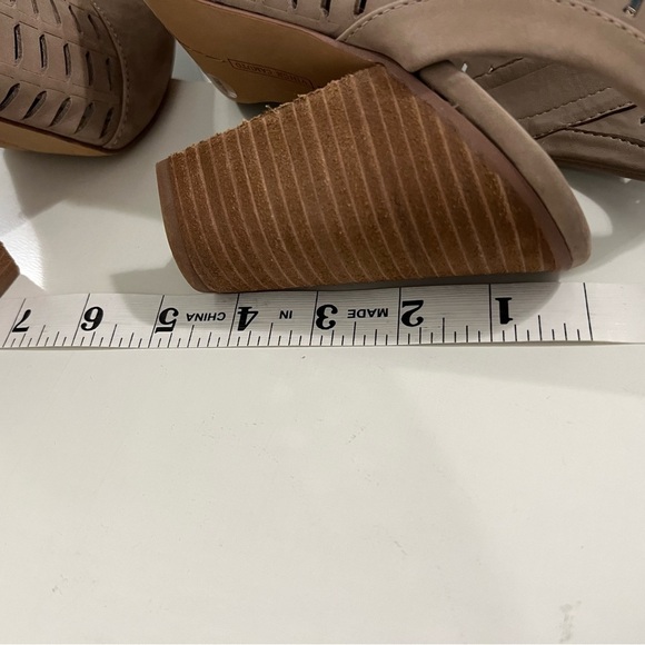 Vince Camuto Women's Tan Peep-Toe Heeled Sandals - Picture 9 of 9